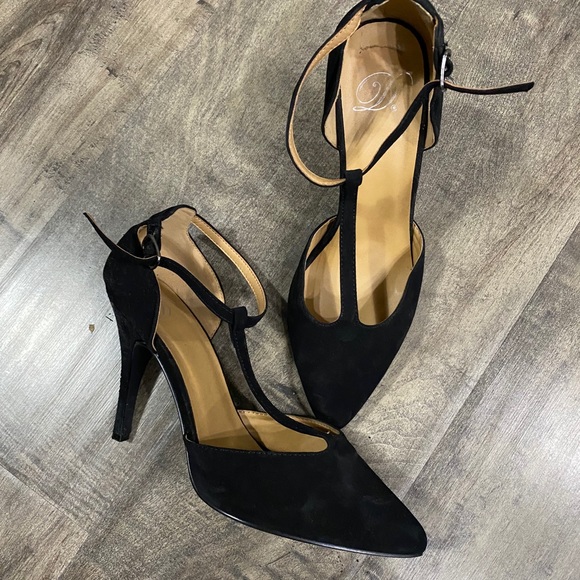 Pointed toe heel with ankle strap. - Picture 2 of 2